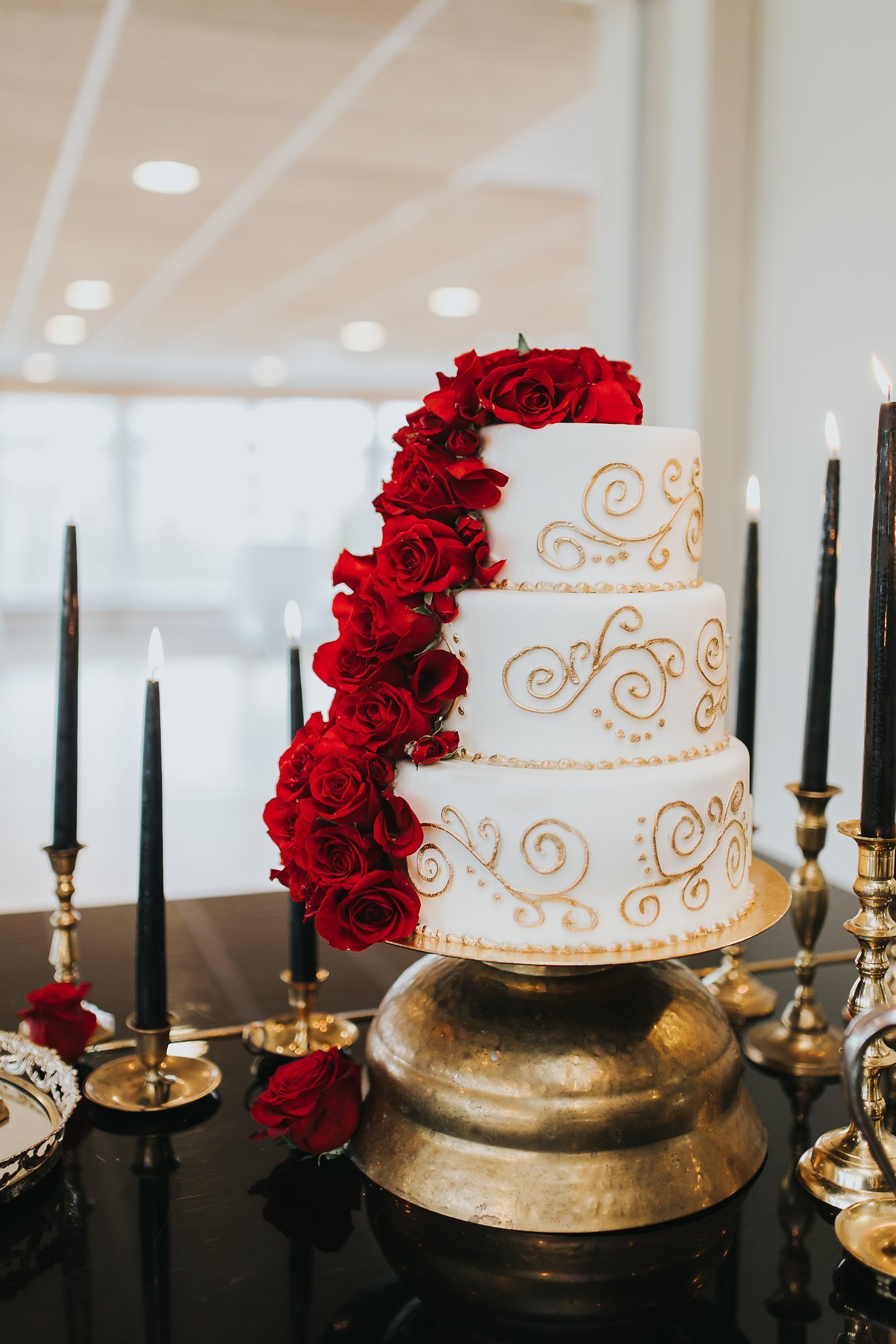 Торт красно золотой. Свадебный торт красно белый. Свадебный торт в Красном стиле. Свадебный торт красно-золотой. Свадебный торт красный с золотом.