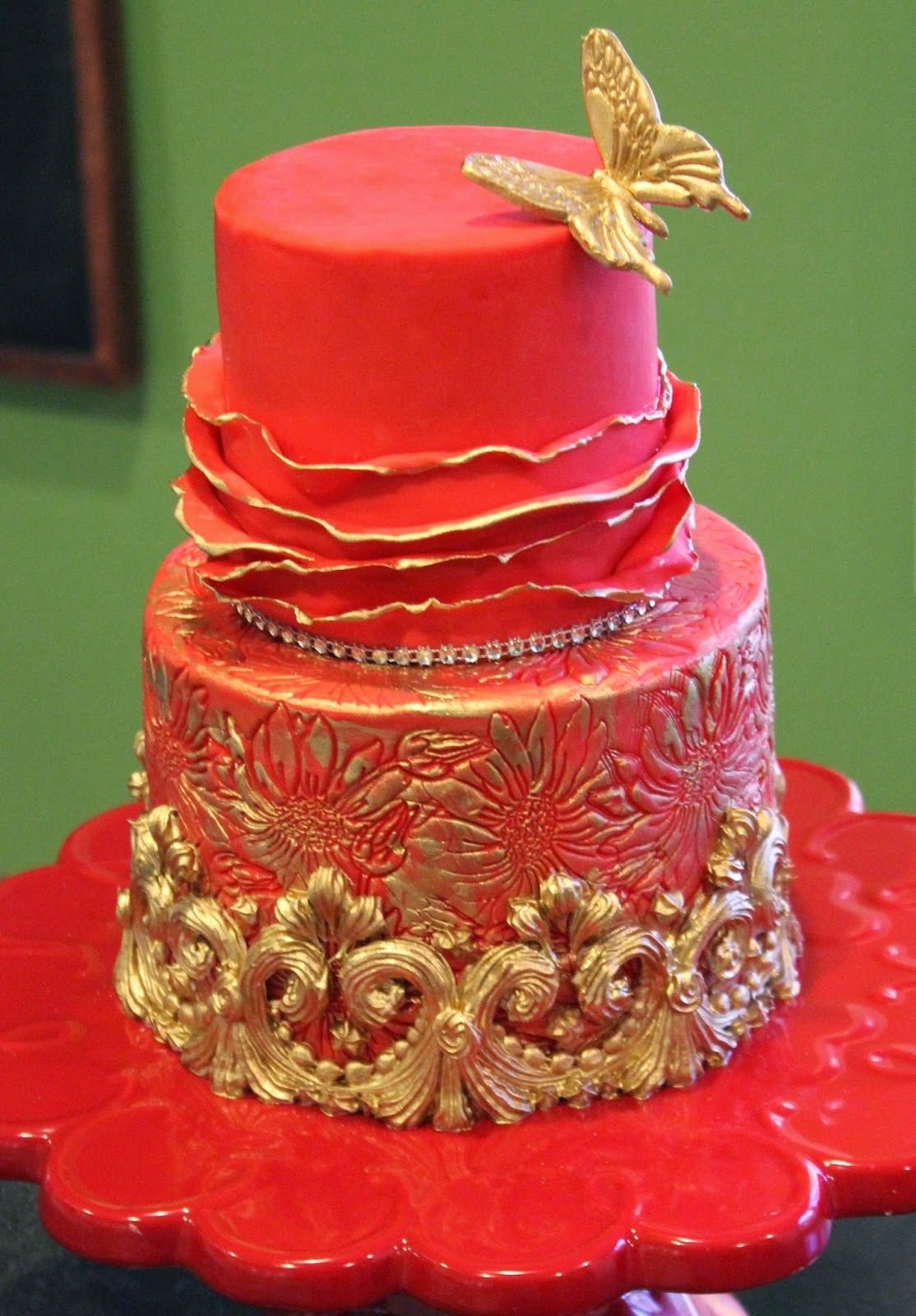 Торт красно золотой. Торт красный с золотом декор. Украшение торта золотисто красный. Красный торт с золотом кремовый.