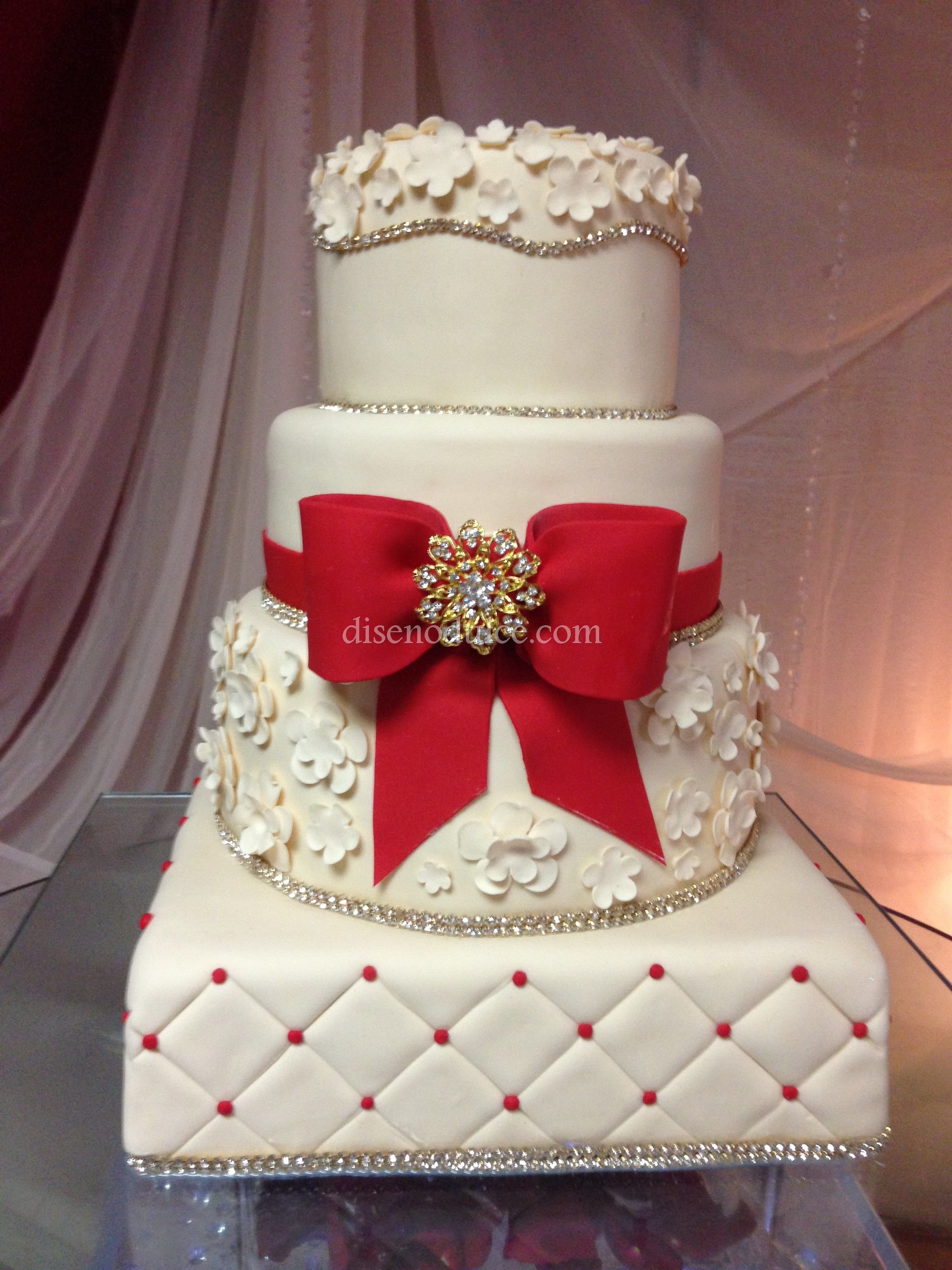 Торт красно золотой. Торт бело красный с золотом. Торт с бантом. Квадратный свадебный торт. Свадебный торт с бантом.