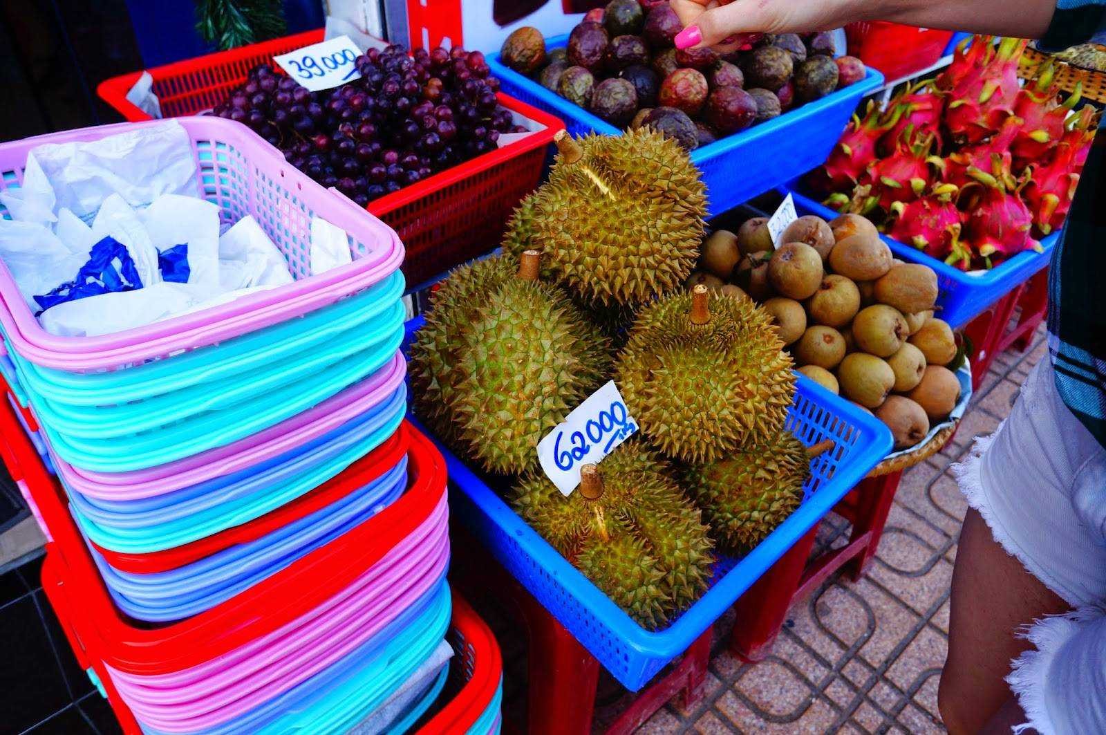 Можно ли из тайланда вывозить фрукты. Фрукты из Таиланда. Корзина тайских фруктов. Фрукты из Вьетнама. Корзинка для фруктов Тайланд.