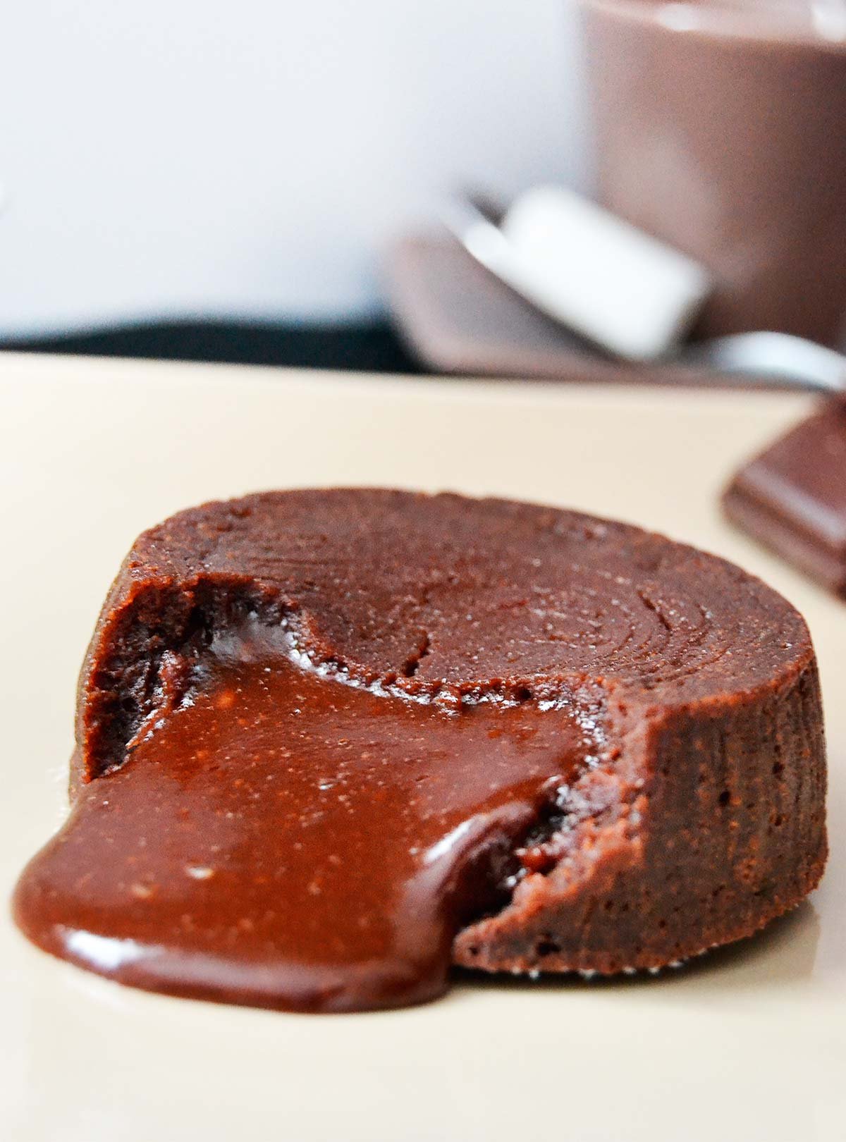 Кекс жидкий внутри. Шоколадное пирожное. Пирожное с шоколадом внутри. Шоколадное пирожное с жидкой. Пирожное шоколадный фондан.