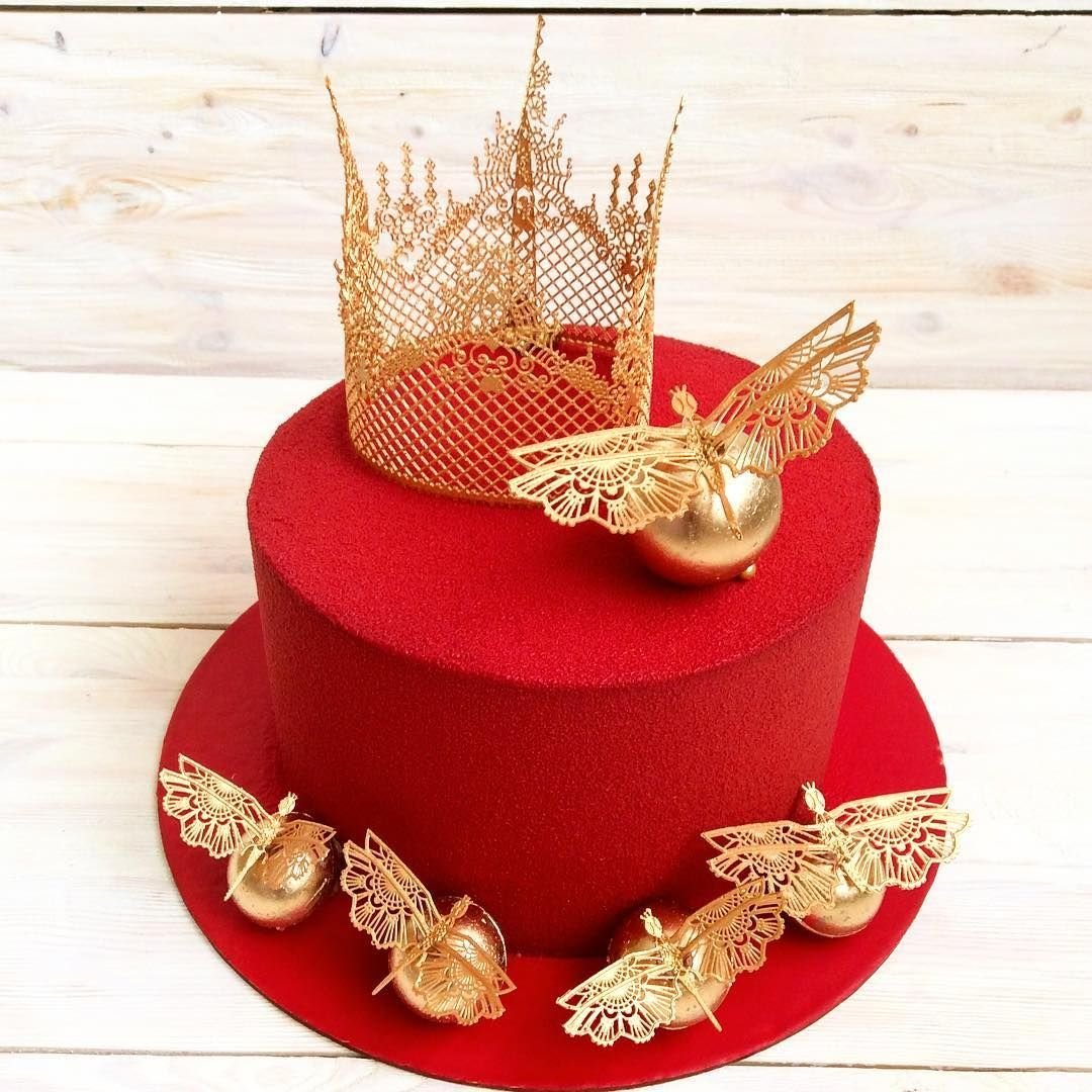 Торт красно золотой. Торт корона золотой Колос. Торт с короной. Торт с короной для девушки. Красный торт с короной.