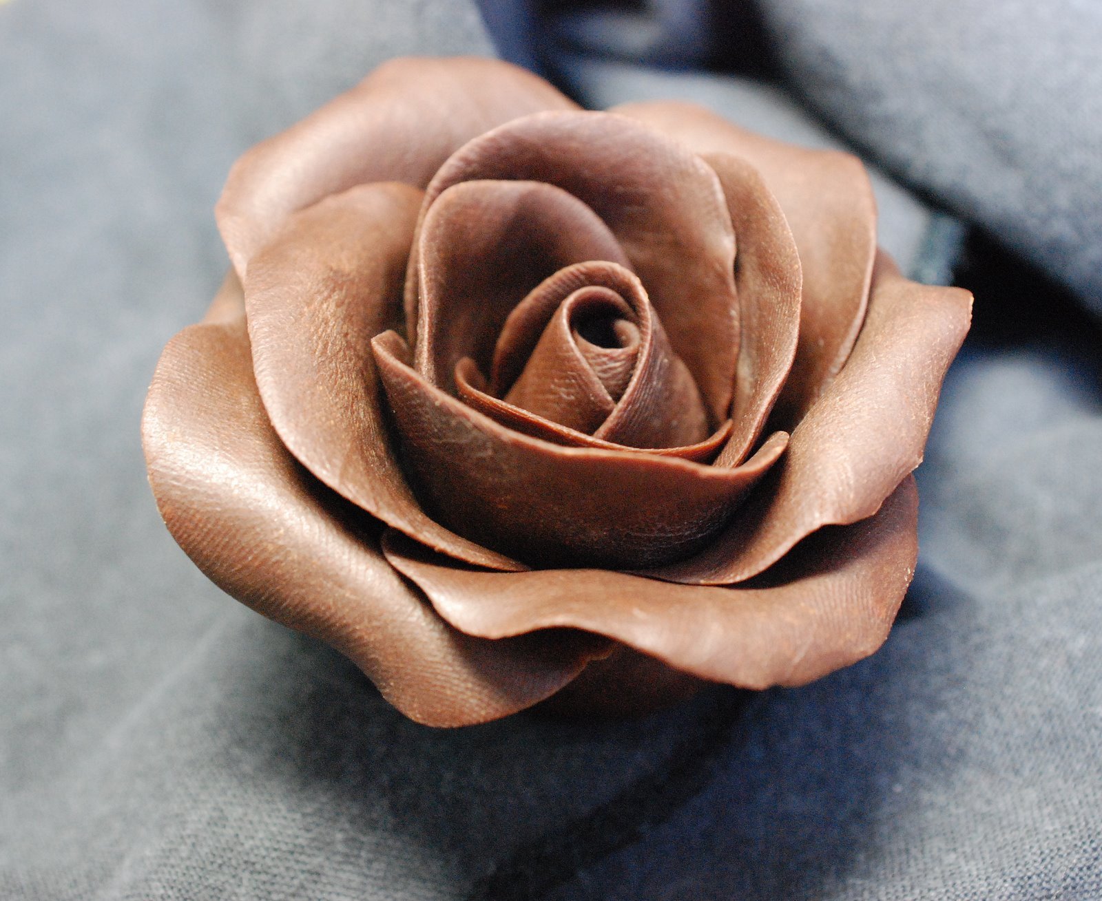 Розочки из шоколада. Шоколадные розы. Розы из шоколада. Розы из пластичного шоколада.