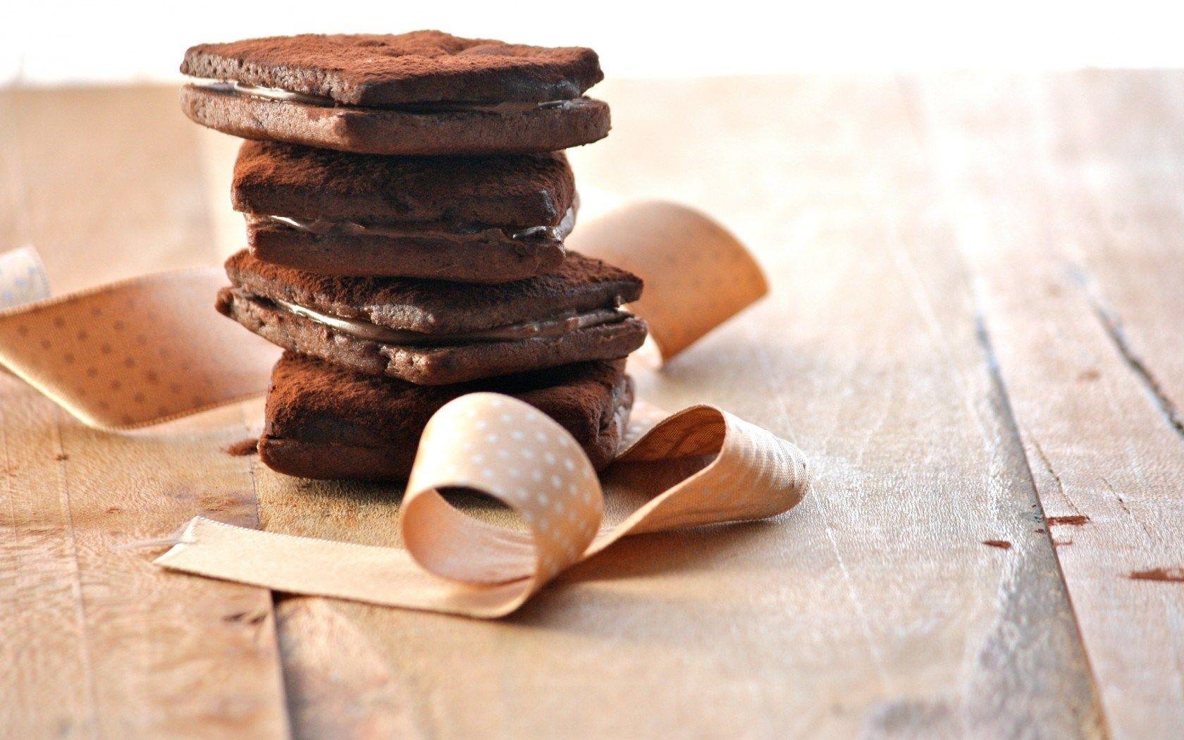 Печенье с шоколадом. Печенье на столе. Печенье на деревянном столе. Шоколад фон.