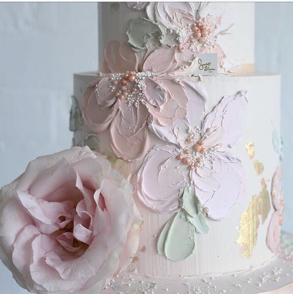 Украшения из вафельной бумаги. Барельефная техника украшения тортов. Свадебный торт с декором из рисовой бумаги. Украшение торта вафельными цветами. Свадебный торт с кремовым декором.