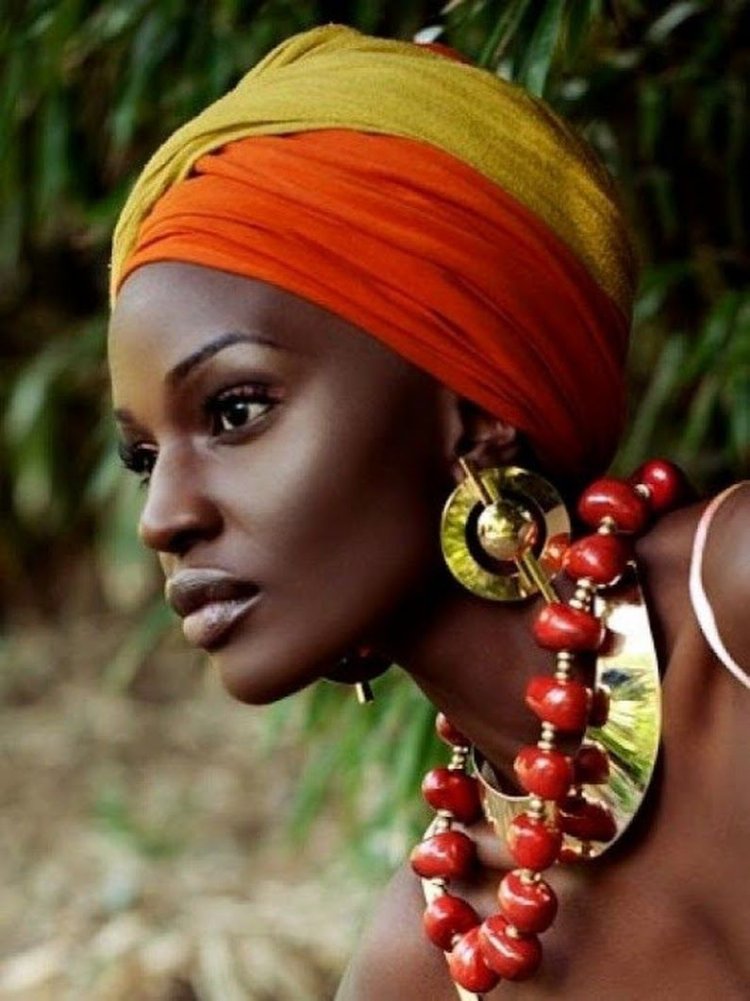 Негритянку в красном. Африканские женщины. Красавицы Африки. Красивые африканочки. Экзотическая красавица.