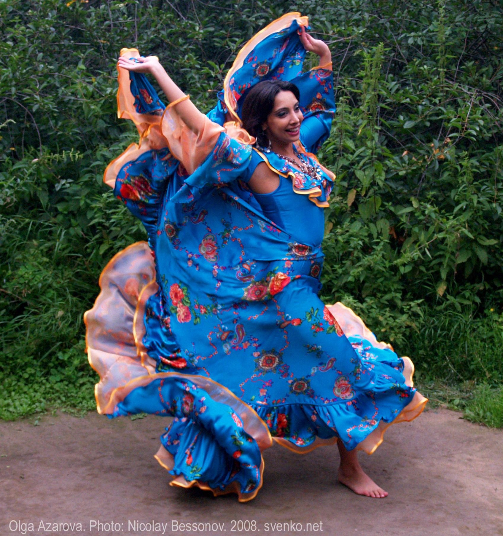 Веселые цыганские танцы. Джипси танец. Цыганский ансамбль Свэнко. Цыганский наряд. Цыганка танцует.