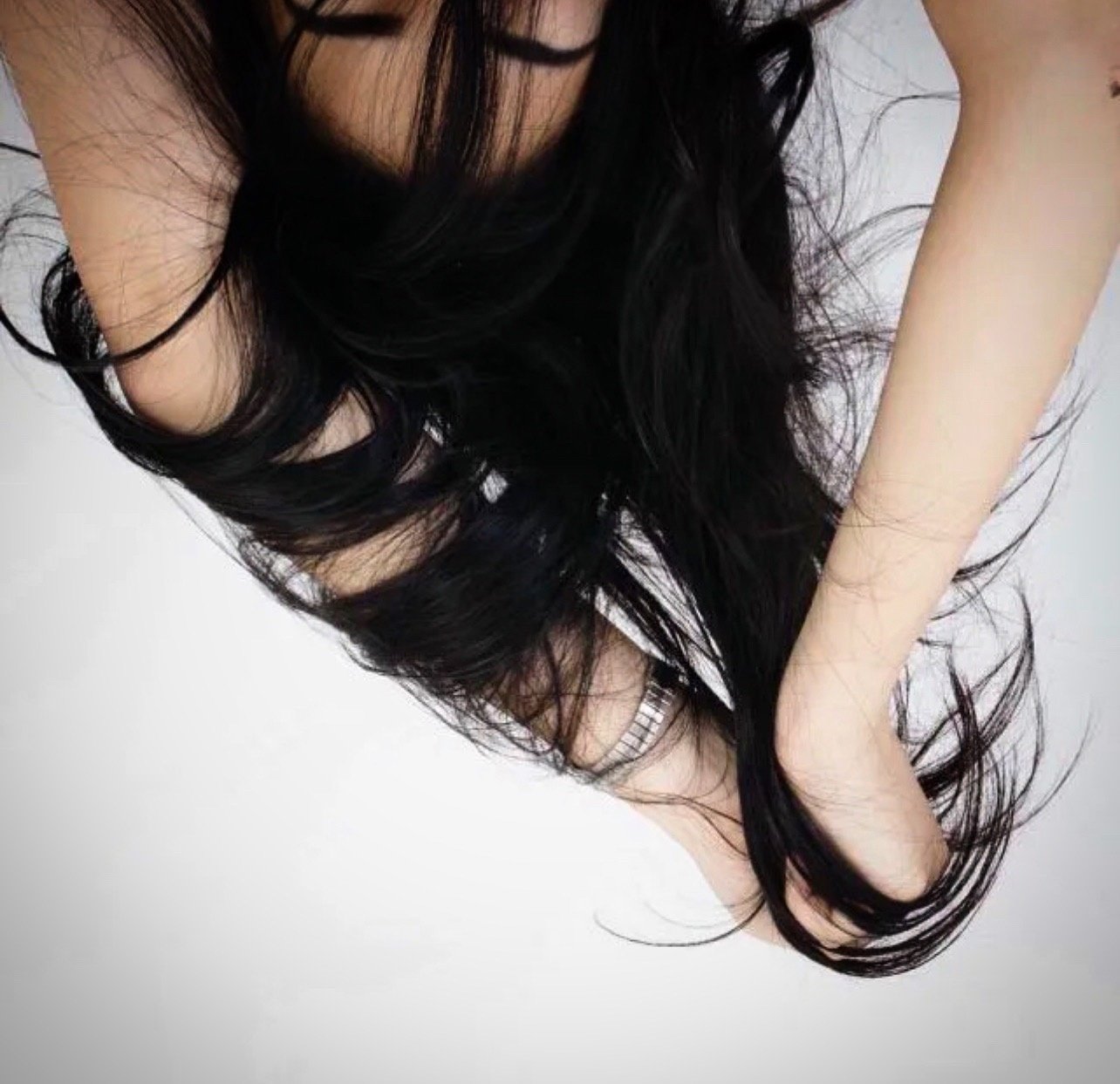 Длинные черные волосы во сне. Изабель Лайтвуд Эстетика. Черные волосы. Красивые девушки с черными волосами. Девушка с длинными черными волосами.