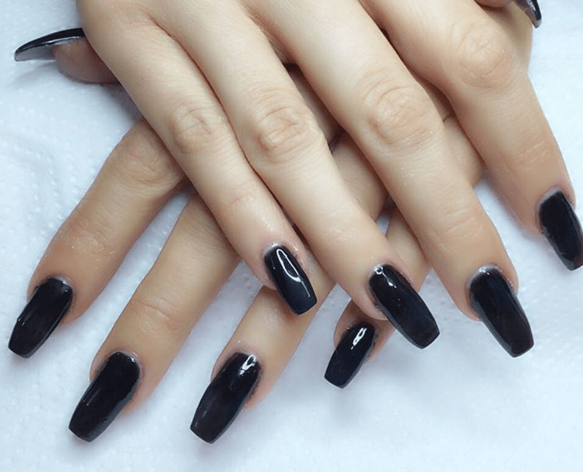 Черные ногти наращивание. Черные ногти. Чёрный маникюр на длинные ногти. Нарощенные ногти черные. Черные длинные квадратные ногти.